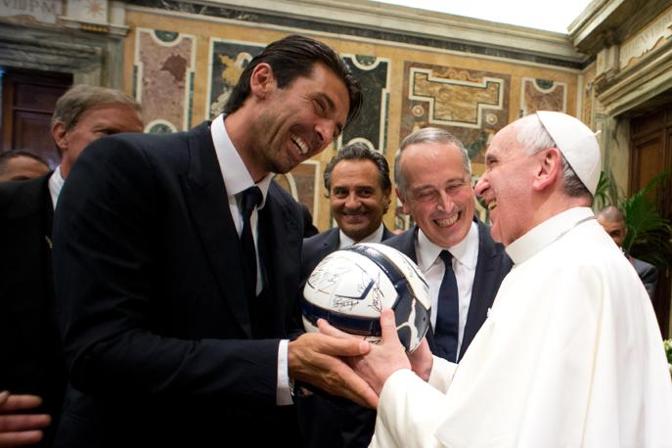 Buffon regala un pallone a Papa Fancesco. Ap